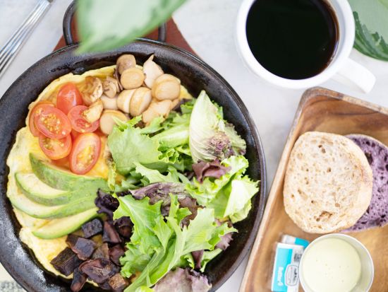 ヘブンリー・アイランド・ライフスタイル　食事券＆事前予約　ハワイ産の食材をふんだんに使用したオーガニックレストラン＜朝・昼・夕／ショアラインホテル・ワイキキ内＞