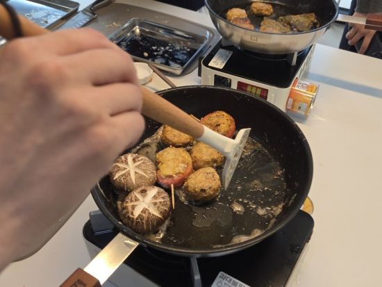 【韓国文化体験】ミシュラン星付きレストラン出身シェフに学ぶ！韓国料理教室＋望遠市場ツアー＜午前・午後／約3時間／英語＞