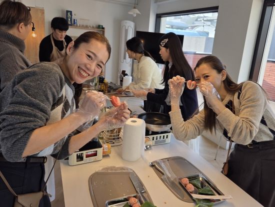 【韓国文化体験】ミシュラン星付きレストラン出身シェフに学ぶ！韓国料理教室＋望遠市場ツアー＜午前・午後／約3時間／英語＞