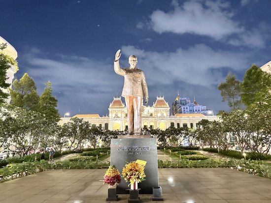 ホーチミン市内観光ナイトツアー　ライトアップされたホーチミンの見どころをガイドと巡るウォーキングツアー！貸切プランあり＜英語または日本語ガイド＞