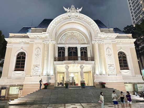 ホーチミン市内観光ナイトツアー　ライトアップされたホーチミンの見どころをガイドと巡るウォーキングツアー！貸切プランあり＜英語または日本語ガイド＞