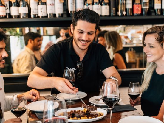 マドリードの街を歩きながら絶品タパス＆ワイン巡りツアー　本場の味を堪能＜英語／マドリード発＞