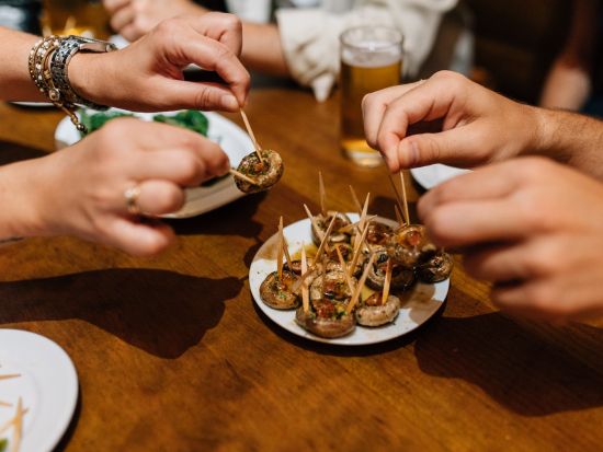 マドリードの街を歩きながら絶品タパス＆ワイン巡りツアー　本場の味を堪能＜英語／マドリード発＞