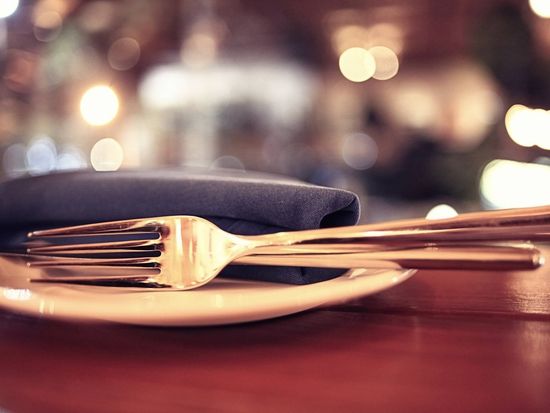 Table_Setting_shutterstock_262625156