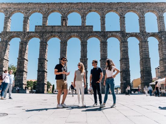 【貸切】高速鉄道で行く！セゴビアの名所を巡る1日観光プライベートツアー　旧市街＋アルカサル＋ローマ水道橋＋ハイキング＜英語／マドリード発＞