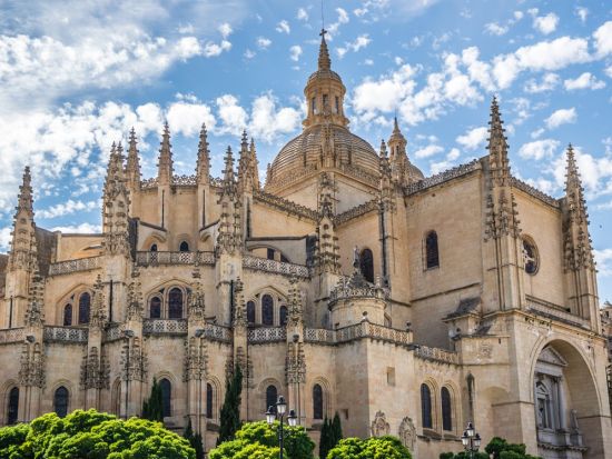 【貸切】高速鉄道で行く！セゴビアの名所を巡る1日観光プライベートツアー　旧市街＋アルカサル＋ローマ水道橋＋ハイキング＜英語／マドリード発＞