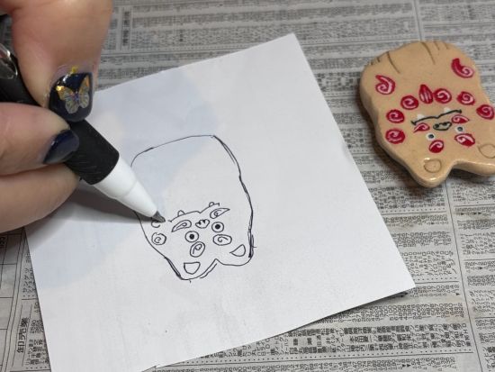 やちむん×漆絵体験 お魚＆シーサーから選べるやちむんパーツに漆絵を描く！ 世界に一つだけの作品作り＜6歳～／1時間／那覇市＞