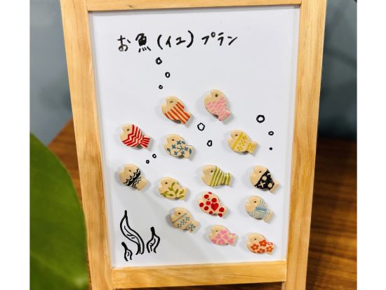 やちむん×漆絵体験 お魚＆シーサーから選べるやちむんパーツに漆絵を描く！ 世界に一つだけの作品作り＜6歳～／1時間／那覇市＞