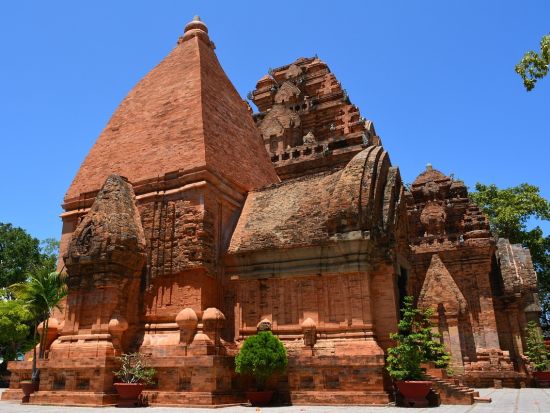 ニャチャン市内観光ツアー　人気スポット巡り＆伝統芸能パフォーマンス鑑賞を楽しむ！ ＜英語または日本語ガイド＞