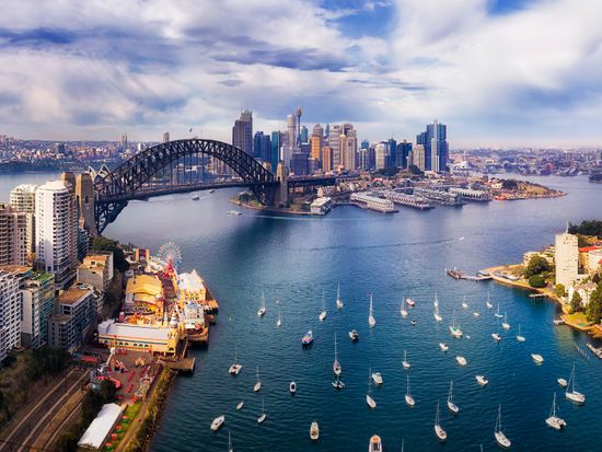 Australia_Sydney_CBD_shutterstock_1028645098