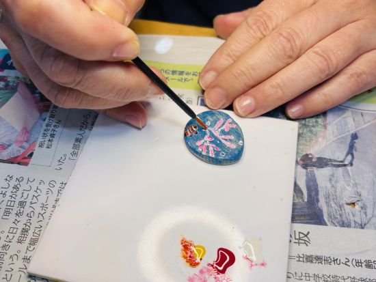  島色やちむんアート体験 カラフルなやちむんに漆絵を描いて世界に一つだけの小物作り♪＜6歳～／1時間／那覇市＞