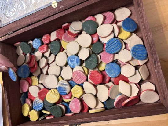  島色やちむんアート体験 カラフルなやちむんに漆絵を描いて世界に一つだけの小物作り♪＜6歳～／1時間／那覇市＞