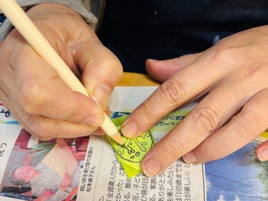  島色やちむんアート体験 カラフルなやちむんに漆絵を描いて世界に一つだけの小物作り♪＜6歳～／1時間／那覇市＞