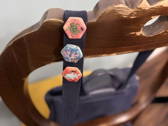  島色やちむんアート体験 カラフルなやちむんに漆絵を描いて世界に一つだけの小物作り♪＜6歳～／1時間／那覇市＞