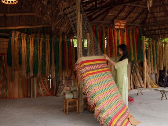 ベトナム文化体験ツアー　アオザイを着て写真撮影＆工芸体験＆ベトナム茶試飲 ＜英語または日本語ガイド＞