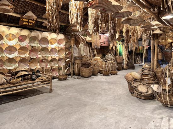 ベトナム文化体験ツアー　アオザイを着て写真撮影＆工芸体験＆ベトナム茶試飲 ＜英語または日本語ガイド＞