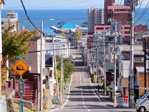 小樽観光日帰りバスツアー ローカル列車乗車＋重要文化財旧日本郵船＋田中酒造亀甲蔵＋三角市場や船見坂、小樽運河の自由散策も！＜6～7月／札幌発着＞