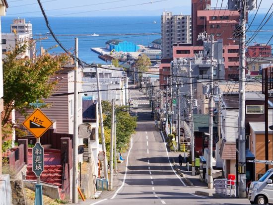 小樽観光日帰りバスツアー ローカル列車乗車＋重要文化財旧日本郵船＋田中酒造亀甲蔵＋三角市場や船見坂、小樽運河の自由散策も！＜6～7月／札幌発着＞