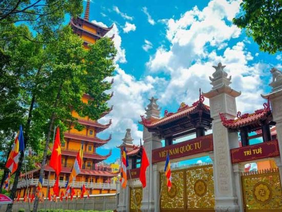 ホーチミン市内観光　ローカル気分で市場や寺院を巡り、地元グルメを体験！貸切プランあり＜午前・午後／日本語または英語ガイド／送迎付＞