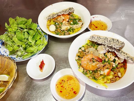 ホーチミン市内観光　ローカル気分で市場や寺院を巡り、地元グルメを体験！貸切プランあり＜午前・午後／日本語または英語ガイド／送迎付＞