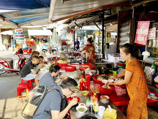 ホーチミン市内観光　ローカル気分で市場や寺院を巡り、地元グルメを体験！貸切プランあり＜午前・午後／日本語または英語ガイド／送迎付＞