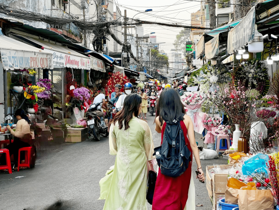 ホーチミン市内観光　ローカル気分で市場や寺院を巡り、地元グルメを体験！貸切プランあり＜午前・午後／日本語または英語ガイド／送迎付＞