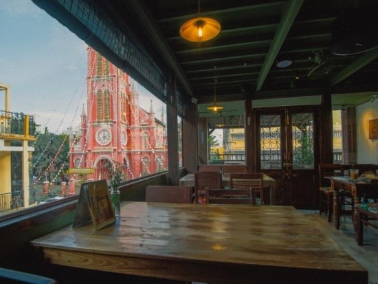 ホーチミン市内観光　ピンク色のタンディン教会＆人気カフェへご案内！貸切プランあり＜午前・午後／英語ガイド／送迎付＞