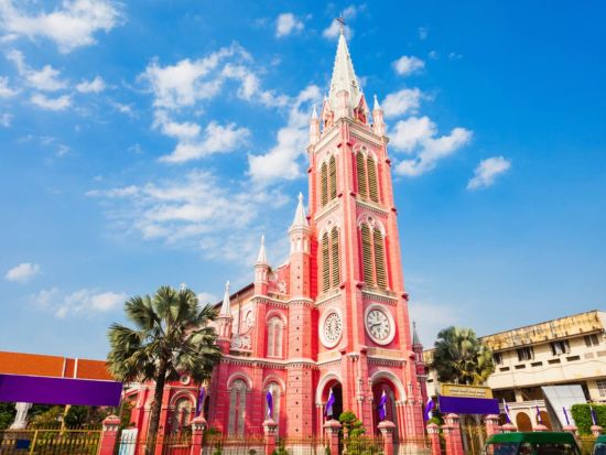 ホーチミン市内観光　ピンク色のタンディン教会＆人気カフェへご案内！貸切プランあり＜午前・午後／英語ガイド／送迎付＞