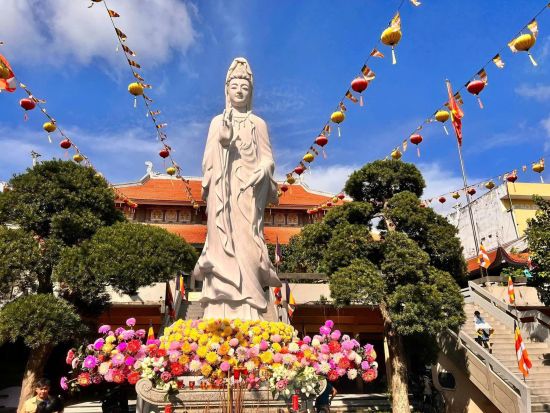 ホーチミン市内観光　ピンク色のタンディン教会＆人気カフェへご案内！貸切プランあり＜午前・午後／英語ガイド／送迎付＞