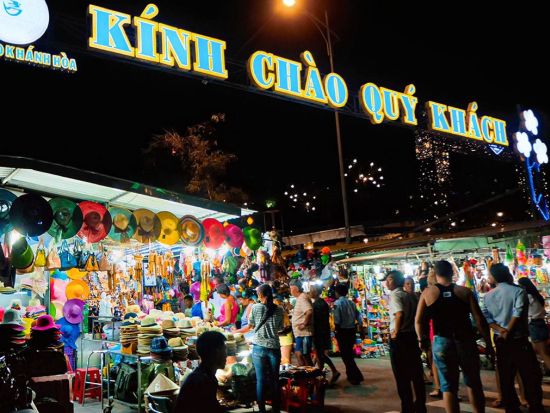 ニャチャンナイトツアー　トラムフォン・タワー＆隠れ家バー＆ナイトマーケット ＜英語または日本語ガイド＞