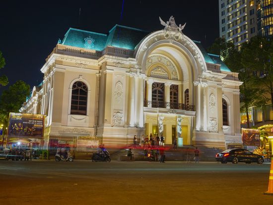 Vietnam_Ho Chi Minh_Opera House_pixta_15042689_M