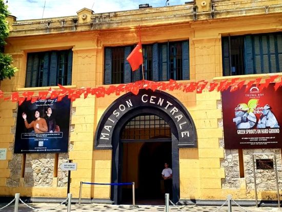 ハノイ歴史探訪ツアー　軍事歴史博物館＆ホアロー収容所を見学 ＜英語または日本語ガイド＞