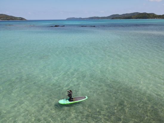奄美大島【SUP】透明度抜群の奄美ブルーを大満喫！選べるツアー時間 ＜60分or90分プラン＞ ドローン撮影無料！お一人様も可能by 奄美シーランド