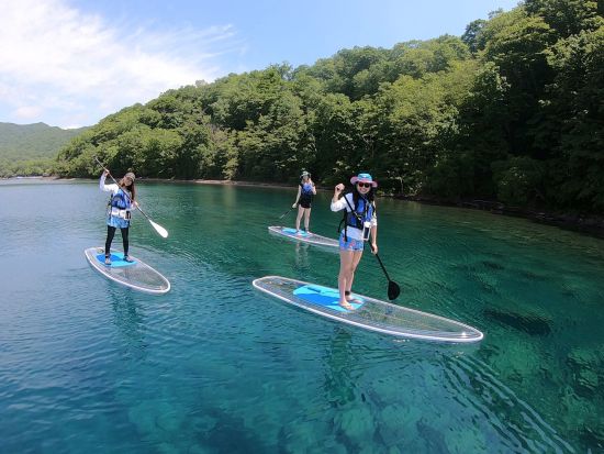 支笏湖クリアSUP　支笏湖ブルーを透明のボードでお手軽体験！＜手ぶら参加OK／写真データ＆丸駒日帰り温泉半額券付／2時間＞byオーシャンデイズ