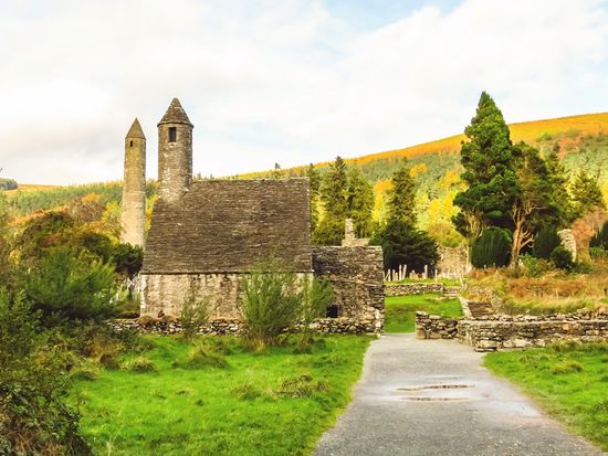 Ireland_Wicklow-Mountains-National-Park_Glendalough-Valley_Glendalough-Monastic-site_shutterstock_701470957