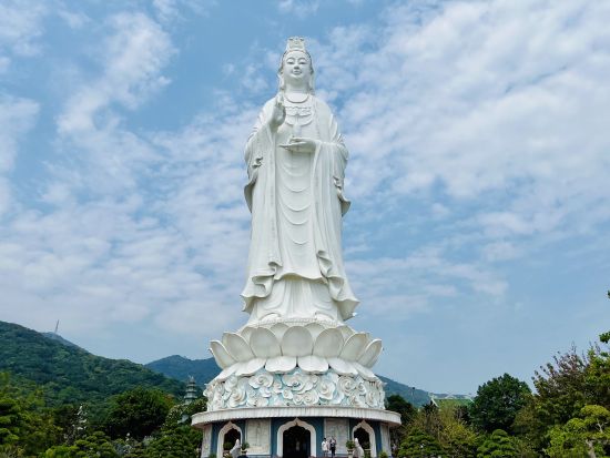 ダナンの自然と信仰を感じる観光ツアー　神秘の五行山＋絶景のリンウン寺＜英語または日本語ガイド＞
