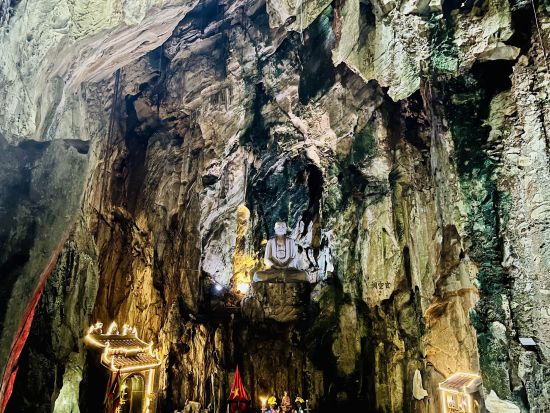 ダナンの自然と信仰を感じる観光ツアー　神秘の五行山＋絶景のリンウン寺＜英語または日本語ガイド＞