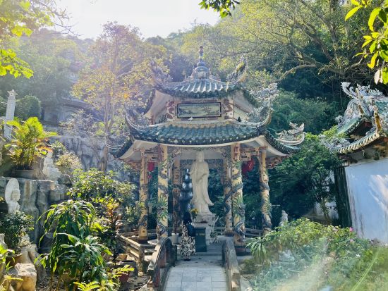 ダナンの自然と信仰を感じる観光ツアー　神秘の五行山＋絶景のリンウン寺＜英語または日本語ガイド＞