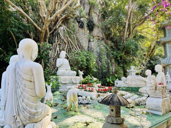 ダナンの自然と信仰を感じる観光ツアー　神秘の五行山＋絶景のリンウン寺＜英語または日本語ガイド＞