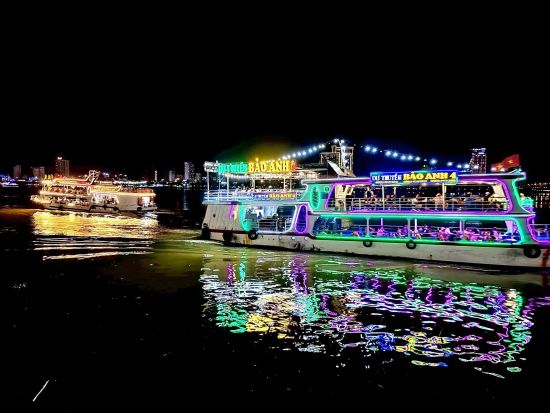 午後発ダナン名所満喫ツアー　リンウン寺＋五行山＋ハン市場＋ダナン大聖堂＋ハン川ナイトクルーズ＜バインミー付き／英語または日本語ガイド＞