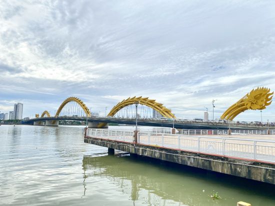 午後発ダナン名所満喫ツアー　リンウン寺＋五行山＋ハン市場＋ダナン大聖堂＋ハン川ナイトクルーズ＜バインミー付き／英語または日本語ガイド＞