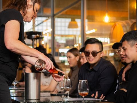 ヤラバレーワイナリーツアー　人気ワイナリーと地元食材店を訪問！＜昼食・試飲付／英語ガイド＊日本語音声ガイドあり＞
