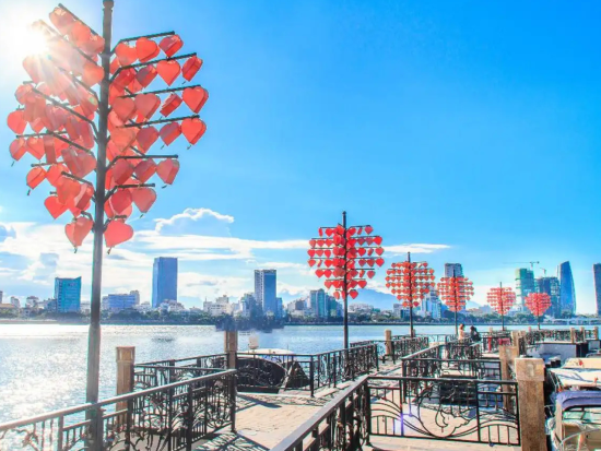 アオザイ姿で巡るダナン名所撮影ツアー　ピンクの教会＋ドラゴンブリッジ＋カープドラゴン像＜英語もしくは日本語ガイド＞