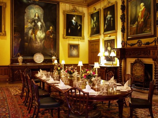 人気ドラマ『ダウントン・アビー』のロケ地巡りツアー　バンプトン村＆ハイクレア城入場＜英語ガイド＞