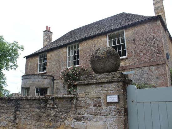 人気ドラマ『ダウントン・アビー』のロケ地巡りツアー　バンプトン村＆ハイクレア城入場＜英語ガイド＞