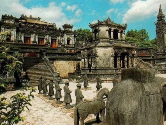 知識豊富なガイドと巡る！世界遺産フエ日帰りツアー　カイディエン・トゥドゥック帝廟＋ティエンムー寺＋王宮＜昼食付き／ダナン・ホイアン発／日本語ガイド＞