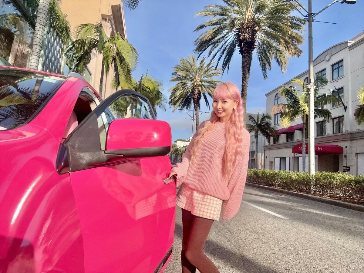 ピンクカーで行く！ロサンゼルス貸切チャーター 現役インフルエンサー