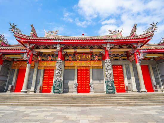 Taiwan_Taipei_Xingtian Temple_shutterstock_462245248