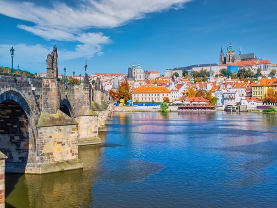 Charles_Bridge_and_Prague_Castle_pixta_81902478_M