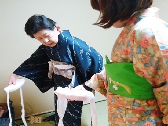 「茶房えん」にて着付け体験 着物を通じて日本の伝統文化に触れる＜60分／池田市＞